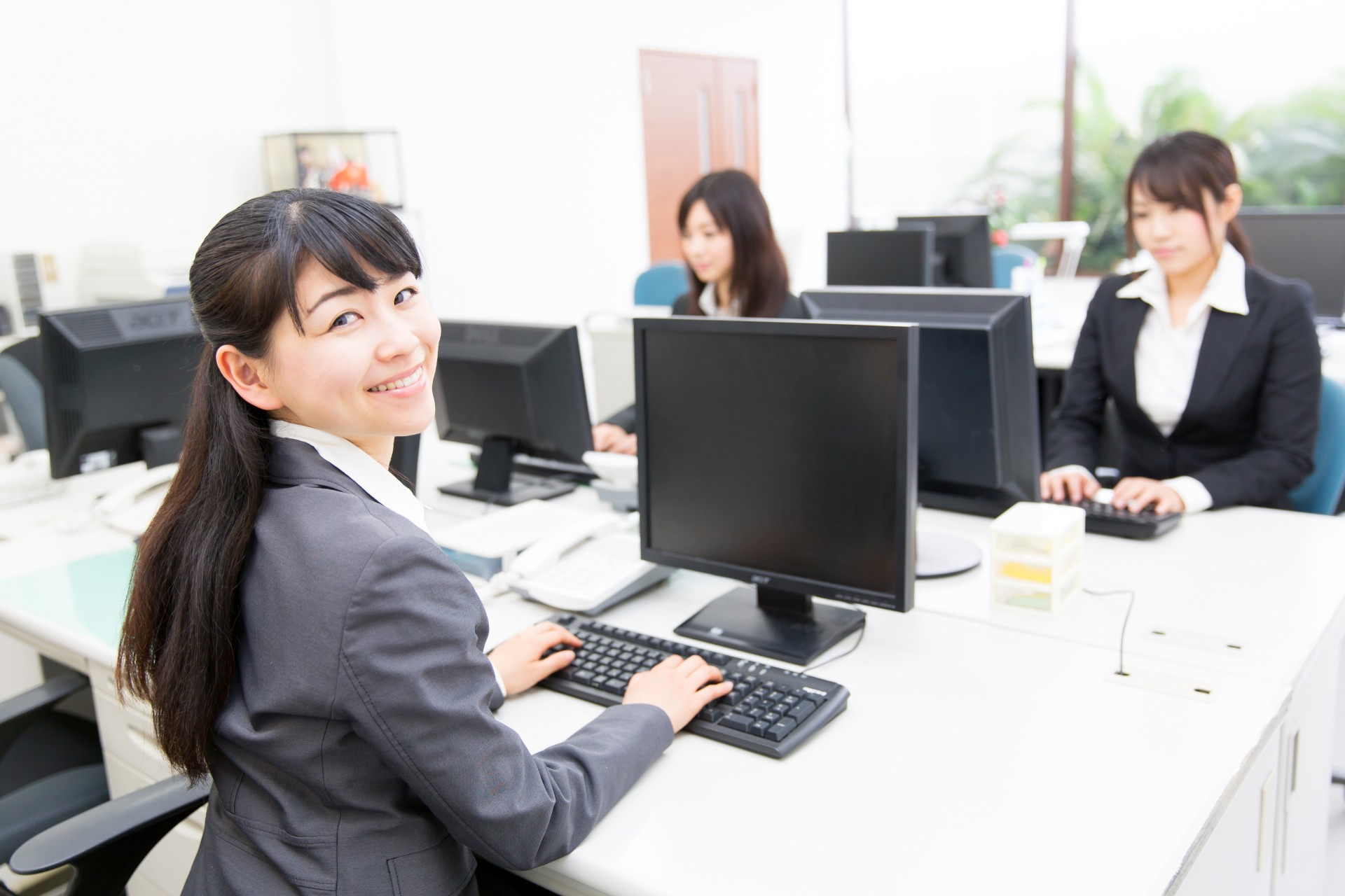 asian businesswomen working in the office
